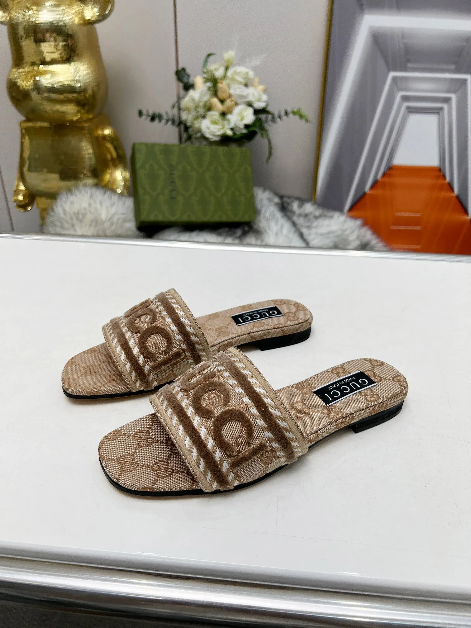 👟👟Ex-factory price 340👟👟 Genuine leather sole 200 Gucci 2024/Spring and summer new electric embroidery flat slippers hot style online —————————————— Perfect interpretation! The original development supports any comparison in the market! Carefully crafted materials! Months in the making! The pattern is extremely beautiful! Unique charm. The fabric is made from the original one-to-one ratio! Flash sale market free version! The thorn lines and three-dimensional effect are full! High-end and high-end Factory No.: 828-16 ꫛꫀꪝ Go➫ Materials: ❶ Upper: Electric embroidery environmentally friendly washed denim fabric ❷ Feet: imported sheepskin, lining sheepskin. ❸Outsole! Original Italian leather outsole ➕ Rubber outsole ........................................ ♡Size: 35-44 ♡Colour: 1cm